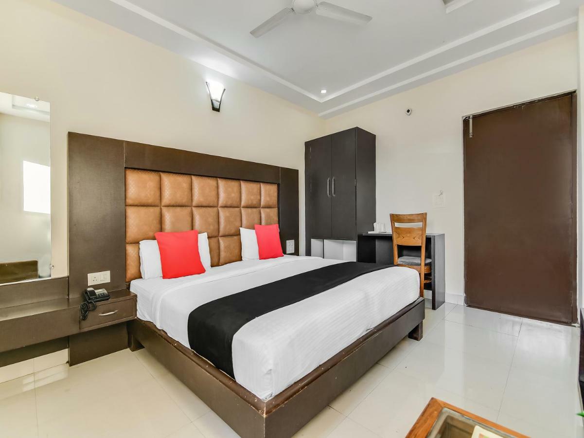 Capital O 32619 Hotel Sugar Palm Gwalior Extérieur photo